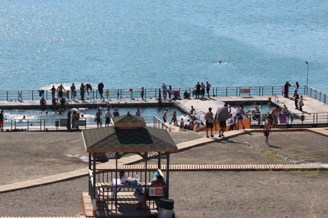 Konya’da eylülde yaz keyfi! Acıgöl’de kendilerini serin sulara bıraktılar 5